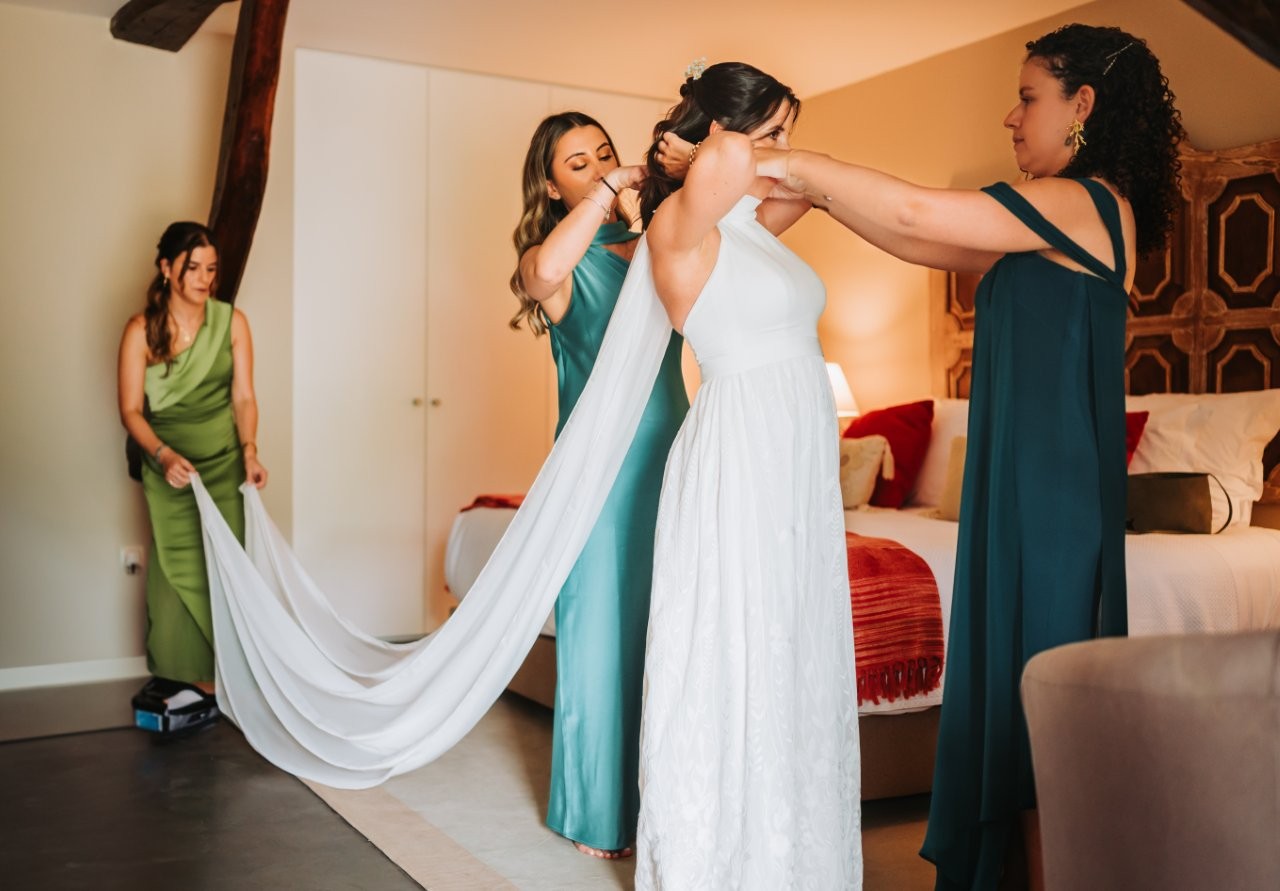 Noiva e damas de honor a prepararem-se com maquilhagem e penteados